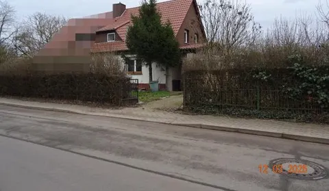 Sanierungsbedürftige Doppelhaushälfte mit Nebengebäuden