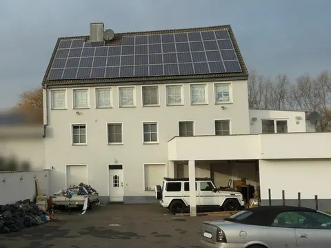 Wohn- und Geschäftshaus mit Doppelcarport