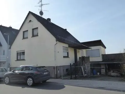 Sanierungsbedürftiges Wohnhaus mit Anbau und Garage