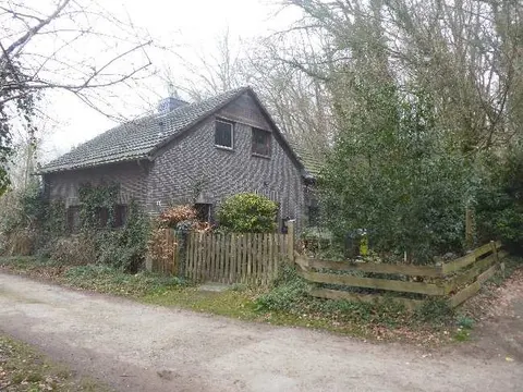 Sanierungsbedürftiges Einfamilienhaus mit Waldflächen