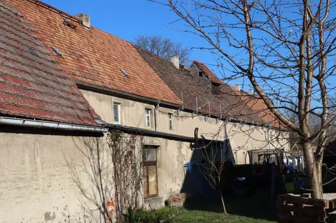 Denkmalgeschütztes Mittelhaus eines ehemaligen Rittergutes