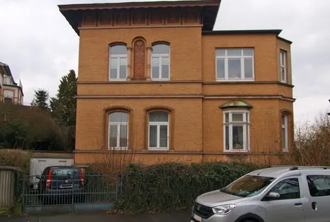 Grundstück mit freistehendem Zweifamilienhaus (Villa) und freistehender Garage · 2 WE · 224 m²