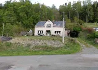 Sanierungsbedürftiges Einfamilienhaus mit Schuppen und Carport