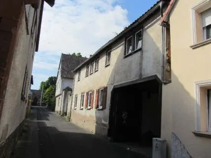 Einfamilienhaus mit Nebengebäude
