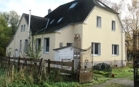 Einfamilienhaus mit Teichanlage im Außenbereich