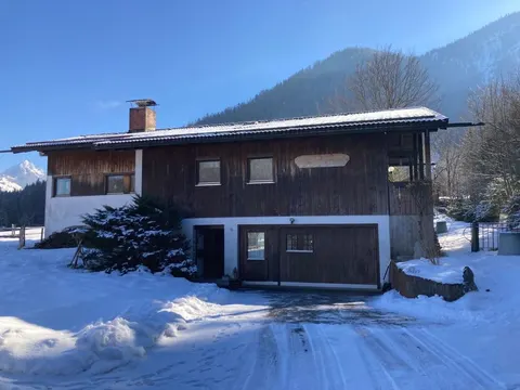 Einfamilienhaus mit Hauskapelle in Splittersiedlung