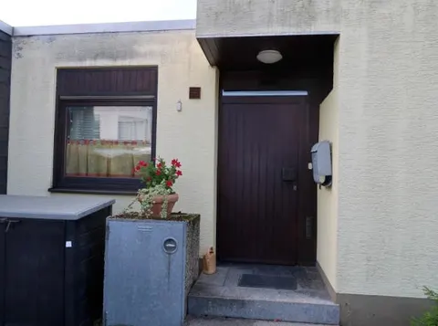 Sanierungsbedürftiges Einfamilienhaus mit Garage