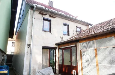 Einfamilienhaus mit Nebengebäude
