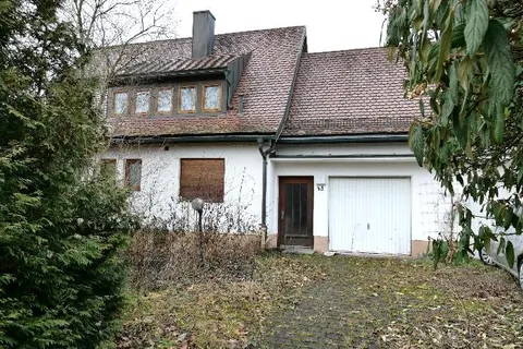 Einfamilienhaus mit zwei Garagen