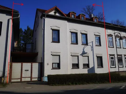 Dreifamilienhaus mit Nebengebäuden